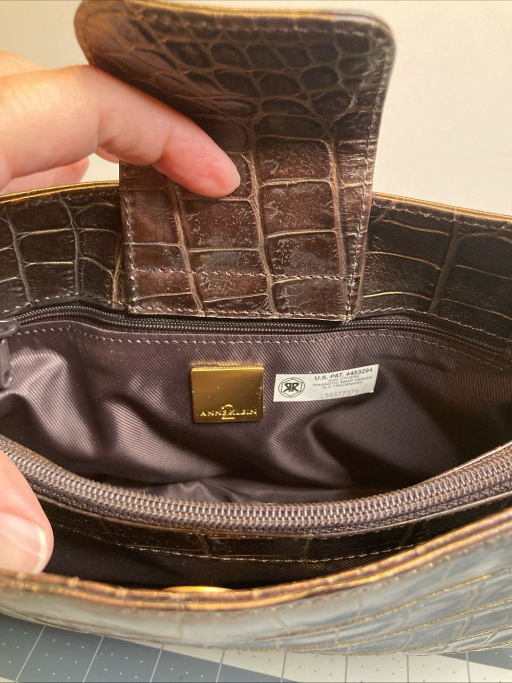 Anne Klein Shoulder Bag Brown Croc Embossed Gold Accents Shoulder Bag Y2K - Picture 3 of 5